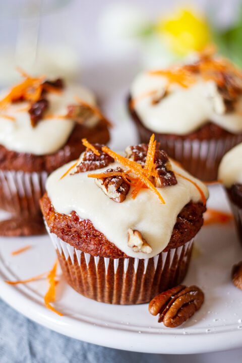 Rübli-Muffins mit Kokoscreme und Pekannüssen - aempf Magazin Rübli-Muffins mit Kokoscreme und Pekannüssen - aempf Magazin